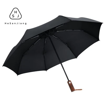 Bărbați care pliază mânerul din lemn umbrelă